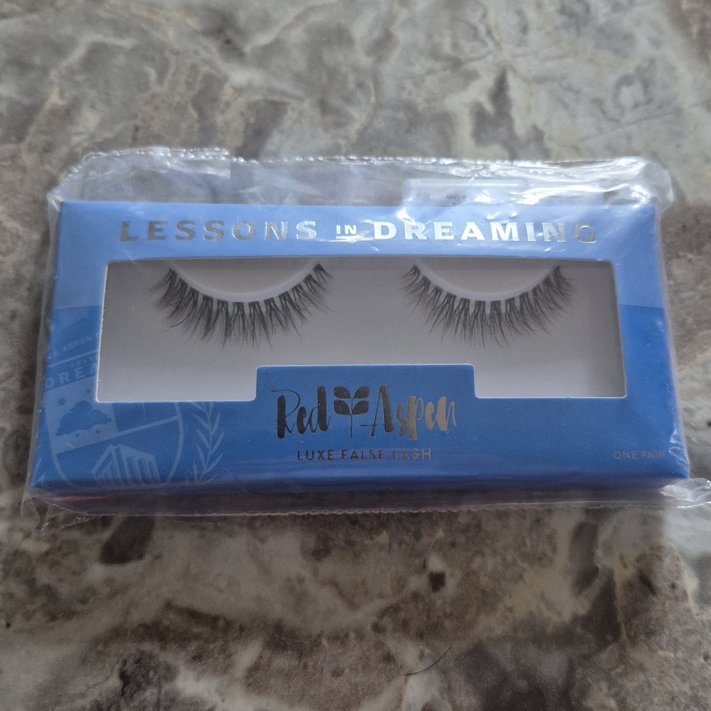 Red Aspen Silk False Lashes Short Cat Eye Black Plus Glue